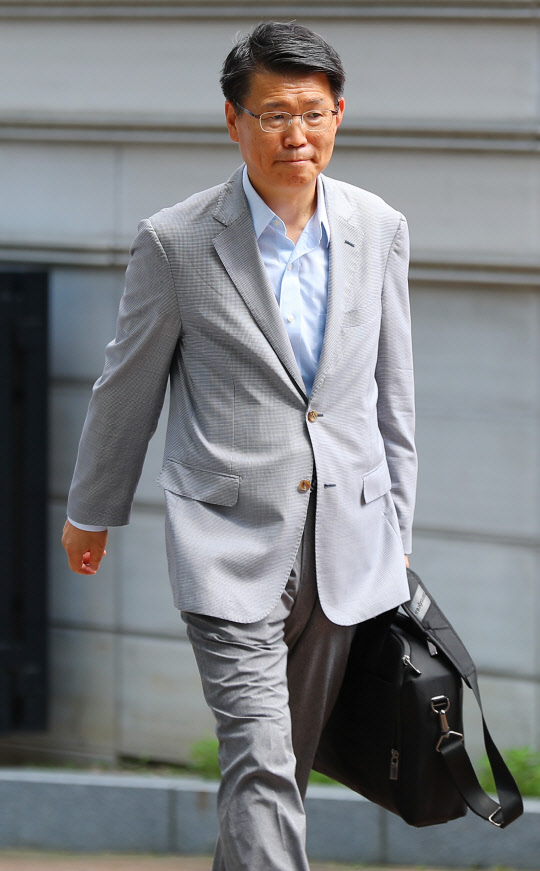 은성수 금융위원장 후보자가 11일 오후 국회 인사청문회 준비 사무실이 차려진 서울 종로구 통의동 금융감독원 연수원으로 출근하고 있다.   연합뉴스